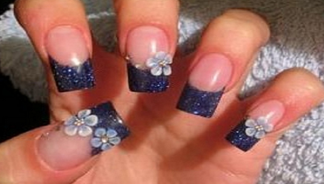 flores pintadas en uñas