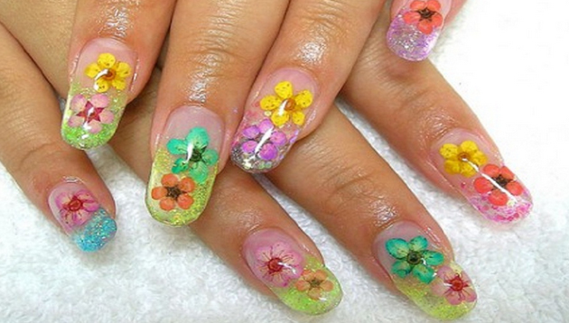 uñas con flores de colores